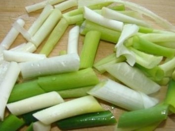 红烧羊排,大葱切成葱段备用!