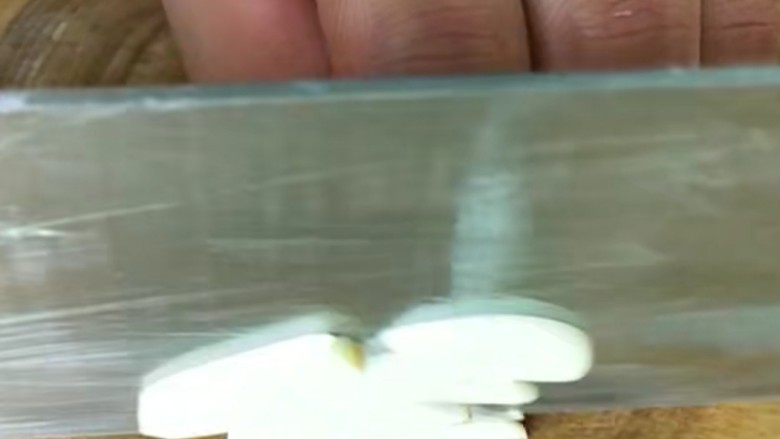 红烧羊排,大蒜头切成蒜片放入碗中备用!