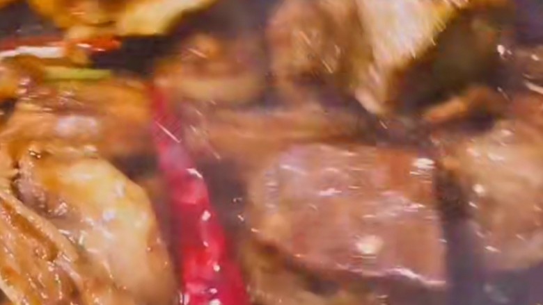 红烧羊排,将放好香料的羊排继续翻炒,炒至羊排上色,香料炒出香味!