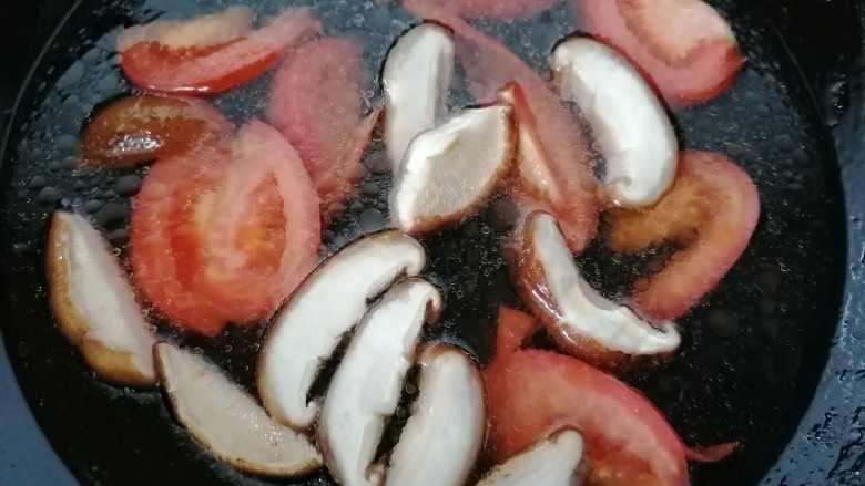 西红柿香菇汤,加入适量水