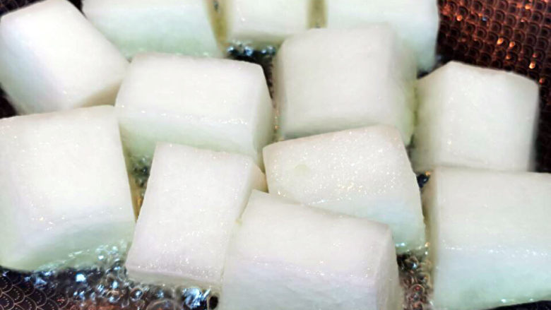 蚝油冬瓜,划菱格纹这一面的冬瓜朝下,用油煎