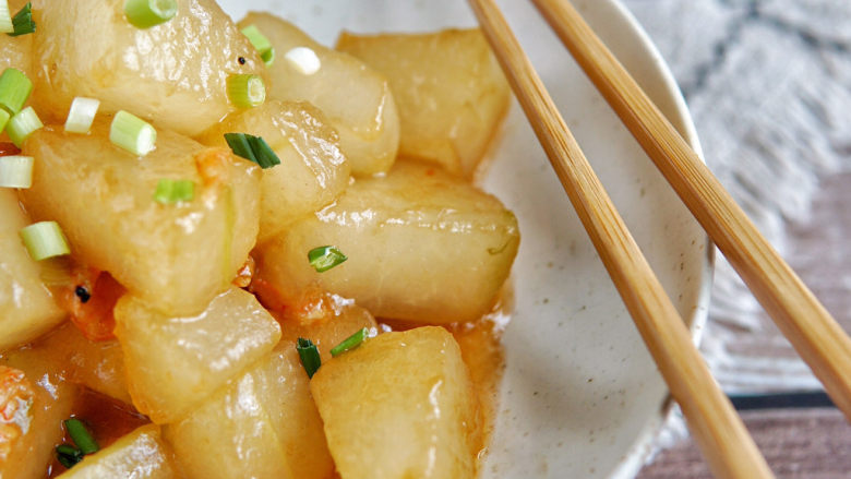 蚝油冬瓜,冬瓜汤汁饱满,还具有利尿祛湿气的作用,美女们可以多吃冬瓜,具有瘦身的功效哦!
