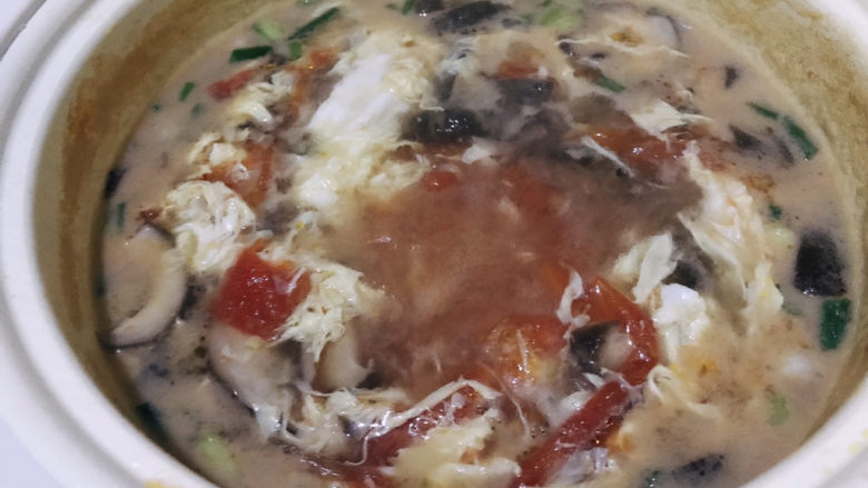 西红柿香菇汤,最后加入鸡蛋液,一边加入,一边搅拌