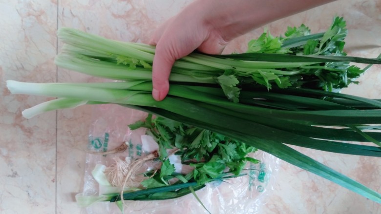 香芹蒜苗炒鸡肾,去掉根须,头尾摘好,香芹摘掉些老叶子