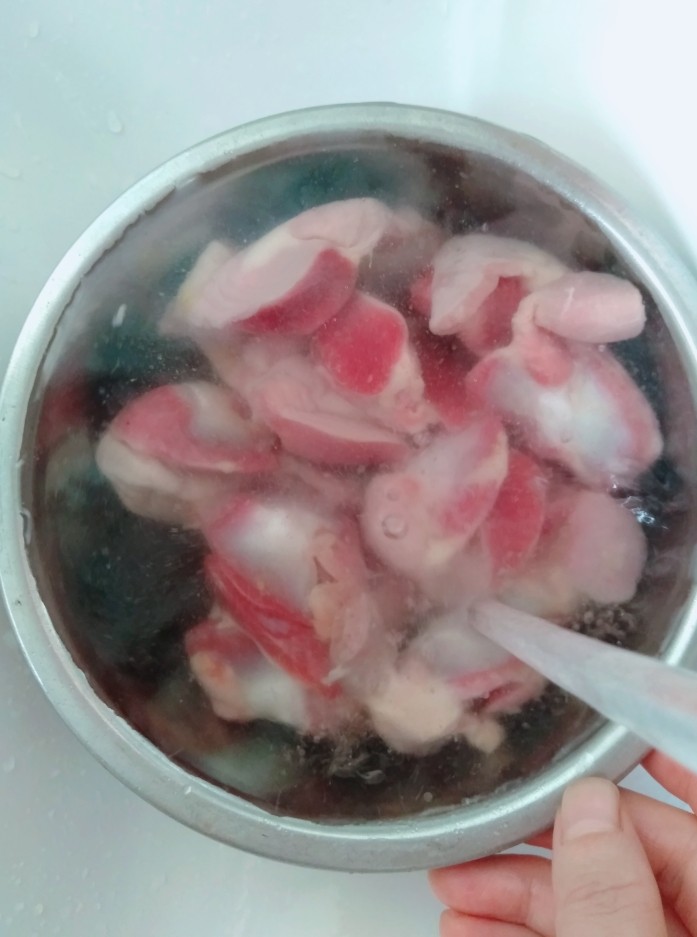 香芹蒜苗炒鸡肾,<a style='color:red;display:inline-block;' href='/shicai/ 1057'>鸡肾</a>放入水里,加盐,淀粉清洗干净