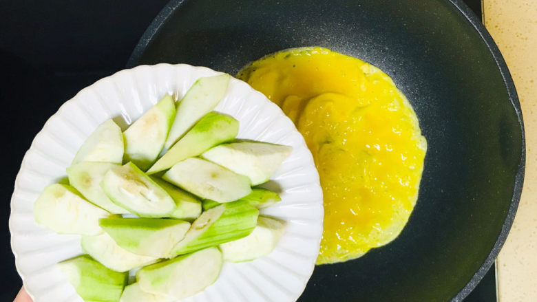 丝瓜炒蛋,鸡蛋饼煎好后,倒入丝瓜块