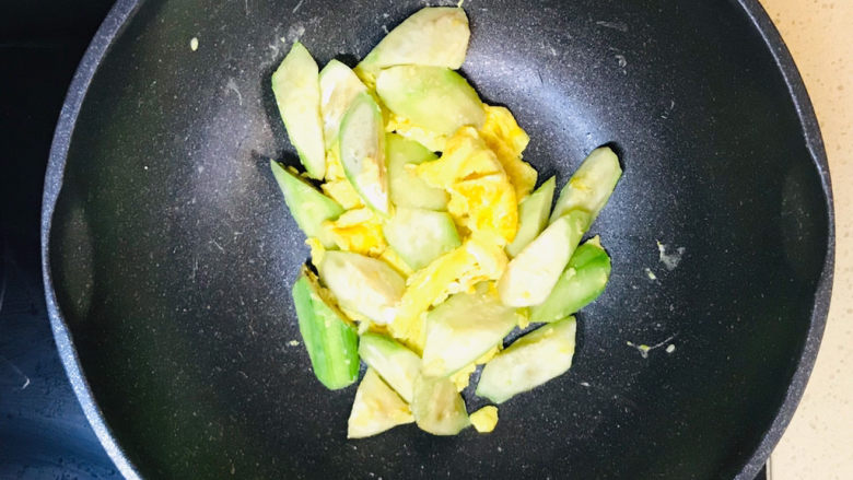 丝瓜炒蛋,翻炒的过程中,打散鸡蛋饼