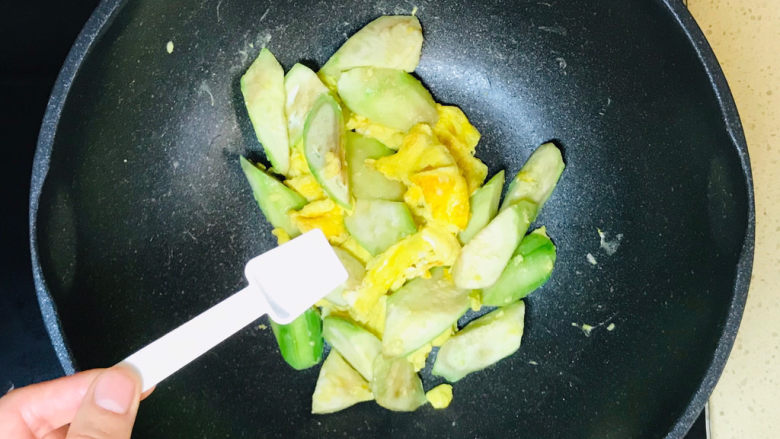 丝瓜炒蛋,看见丝瓜恹恹,撒入盐调味