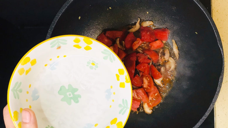 西红柿香菇汤,煸炒至西红柿出水,加一碗清水