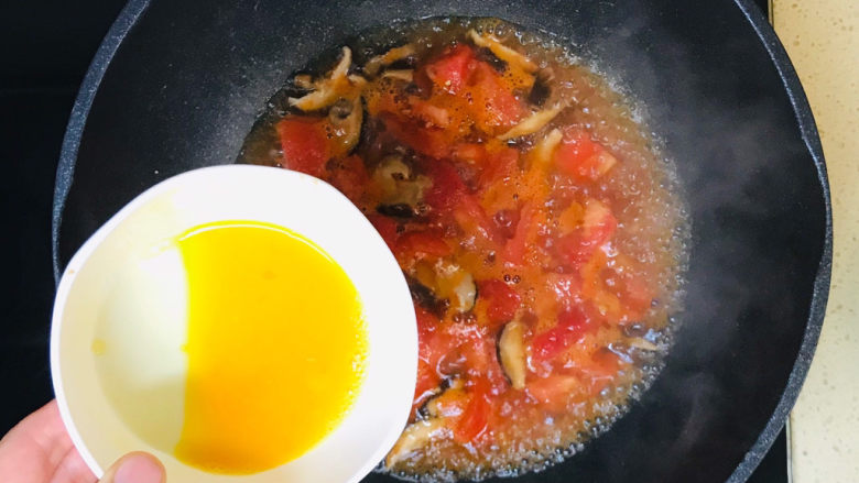 西红柿香菇汤,大火烧开后,淋入鸡蛋液