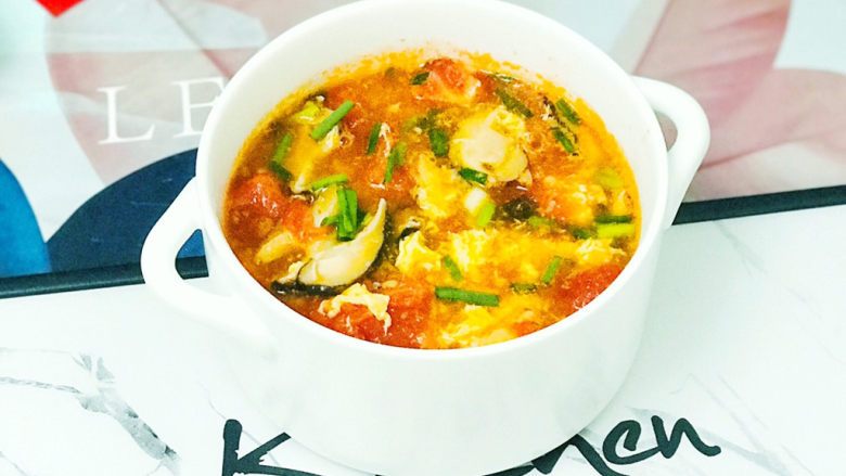 西红柿香菇汤,搭配一碗米饭,就是一顿美美的晚餐了