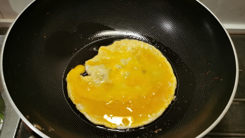 丝瓜炒蛋,起油锅放入食用油,油热后放入鸡蛋液。