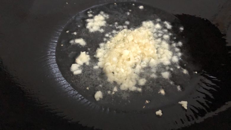 清蒸虾,锅里烧干下油,油热下一半的蒜蓉爆香