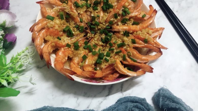 清蒸虾,浓浓的蒜香,蒜香鲜甜的肉质,虾头也好吃
