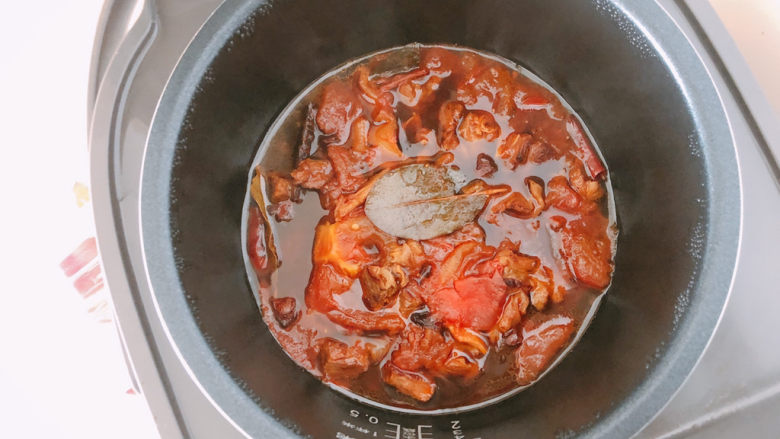 红烧牛腩,转移到电饭煲,点击炖煮焖2个钟。