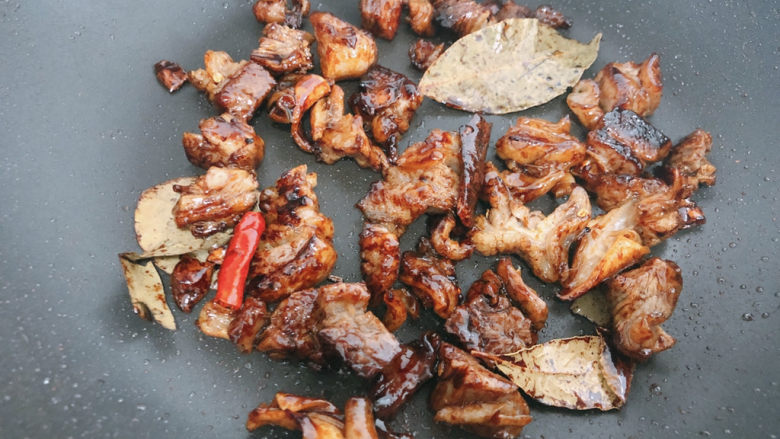 红烧牛腩,锅内热油,加入全部香料炒出香味,加入牛腩翻炒,加入酱油,豆瓣酱,老抽,<a style='color:red;display:inline-block;' href='/shicai/ 788'>生抽</a>,蚝油。