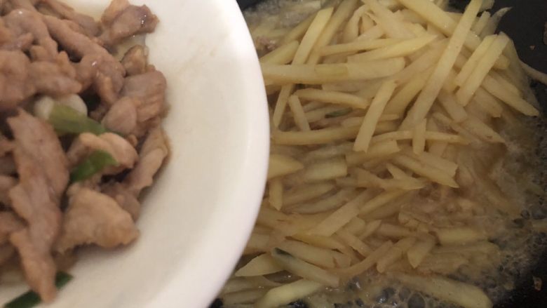 土豆炒肉丝,加入瘦肉翻炒一下