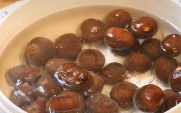 板栗红烧肉,处理过的板栗下锅,水开煮10分钟,煮好之后捞出过冷水,这样更容易脱壳。