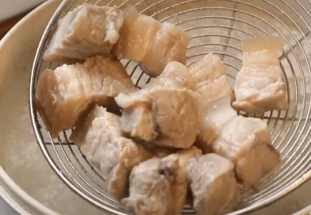 板栗红烧肉,煮出血沫捞出冲洗干净,沥一下水份备用。