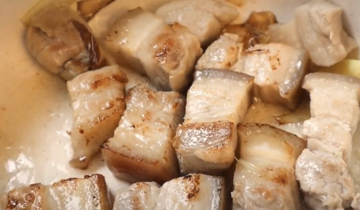 板栗红烧肉,接下来开始做红烧肉,我的习惯是先把五花肉下锅,小火煎,煎出油,五花肉变得焦黄,再夹出来备用。这样一个是煎出多余的油,更香不容易你,二来可以给五花肉上色。
