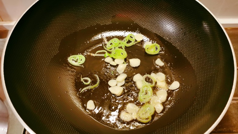 蚝油冬瓜,起油锅放入食用油,放入葱片炒香。