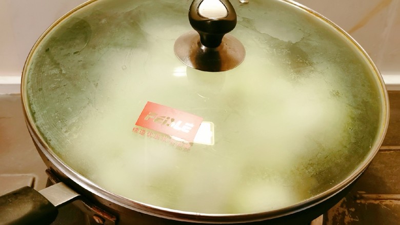蚝油冬瓜,加盖子焖2分钟,加速成熟。