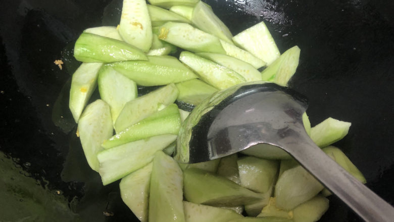 丝瓜炒蛋,另起油锅,下丝瓜翻炒
