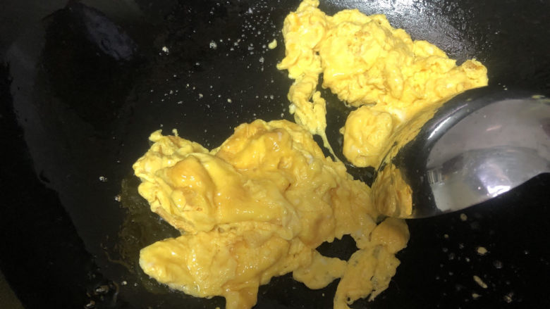 丝瓜炒蛋,蛋液凝固后关火,盛出来