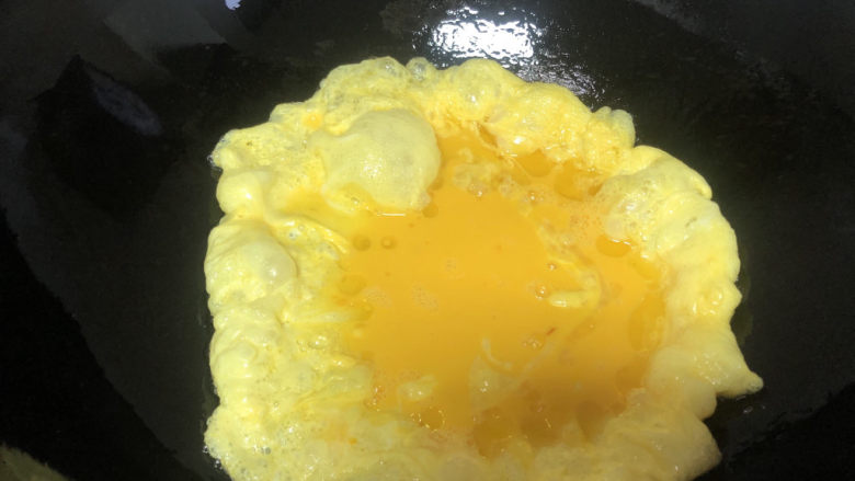 丝瓜炒蛋,热锅冷油,下蛋液