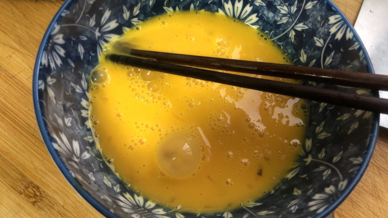 丝瓜炒蛋,搅打均匀,