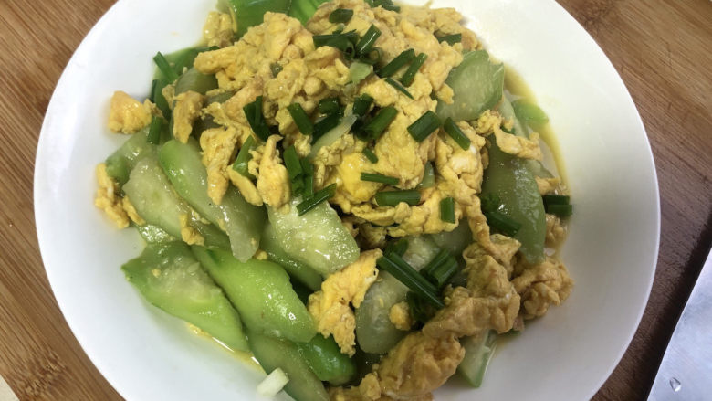 丝瓜炒蛋,最后撒上葱花,装盘
