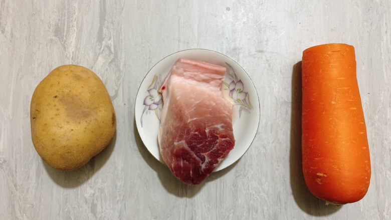 土豆炒肉丝,食材如图,所示示意。