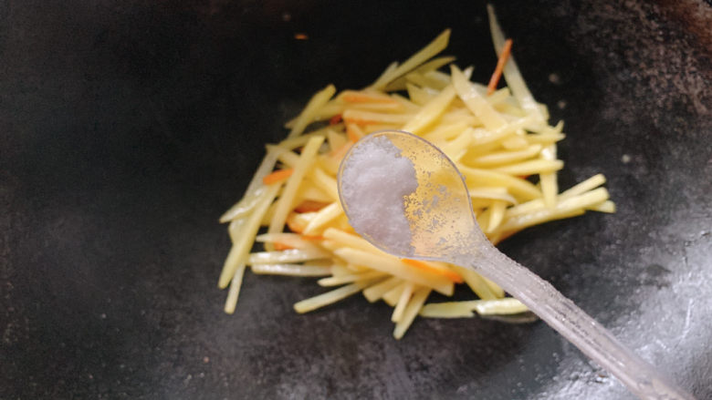 土豆炒肉丝,加半勺盐调味