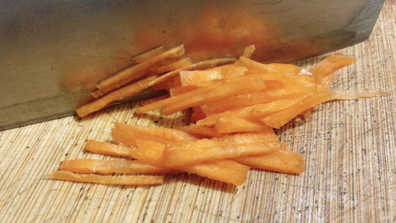 土豆炒肉丝,<a style='color:red;display:inline-block;' href='/shicai/ 25'>胡萝卜</a>也切丝备用