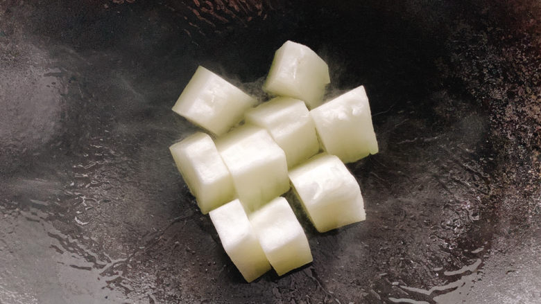 蚝油冬瓜,将冬瓜上花刀的一面朝下,慢慢煎,煎出焦黄色后再翻面煎。