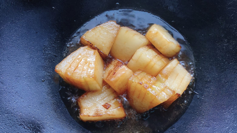 蚝油冬瓜,然后大火开始烧冬瓜,待冬瓜吸收了酱汁,颜色开始变深,形态上也变软了,就夹出锅。