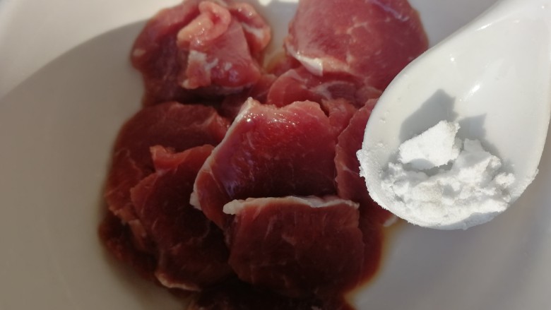 香菇肉片,一点淀粉拌匀,这样炒的肉片比较嫩滑。