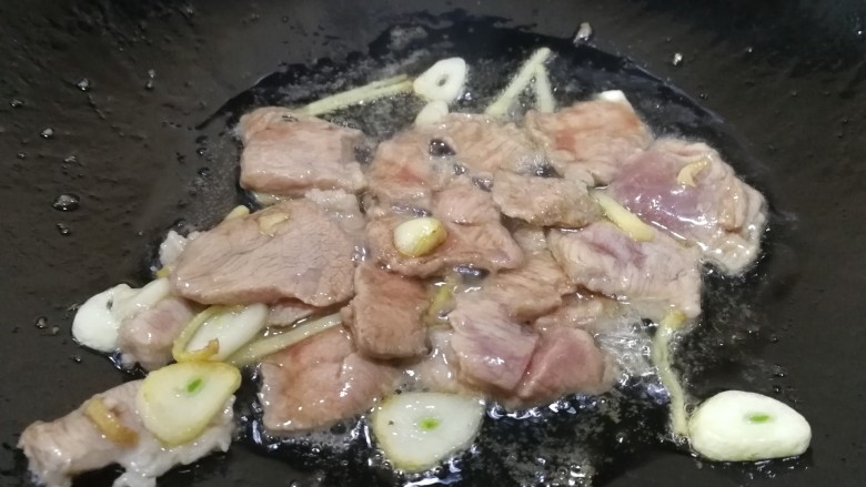 香菇肉片,放入肉片,文火炒散炒熟。