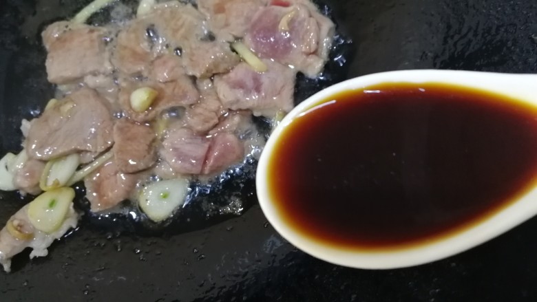 香菇肉片,加一勺<a style='color:red;display:inline-block;' href='/shicai/ 788'>生抽</a>。