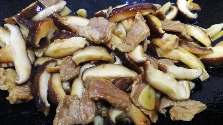 香菇肉片,文火翻炒均匀,炒出香菇香味。