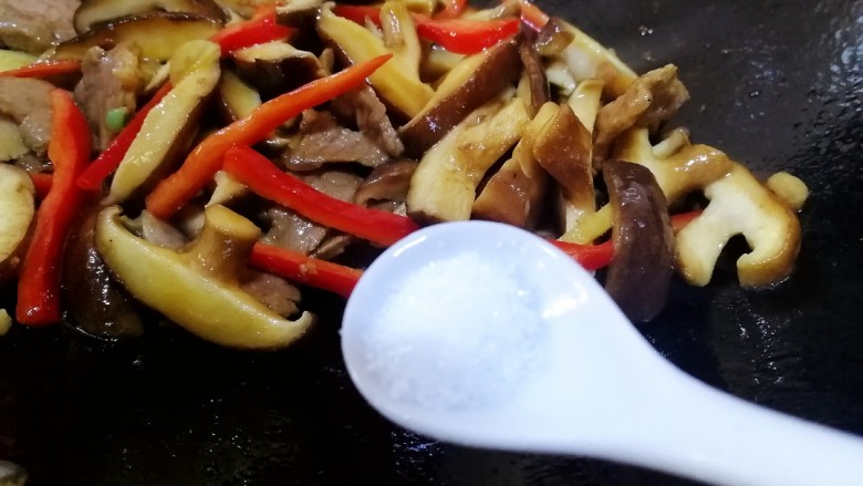 香菇肉片,加半小勺盐,文火炒匀即可。