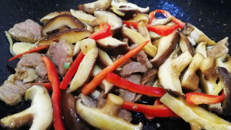 香菇肉片,放入红椒丝,文火翻炒均匀。