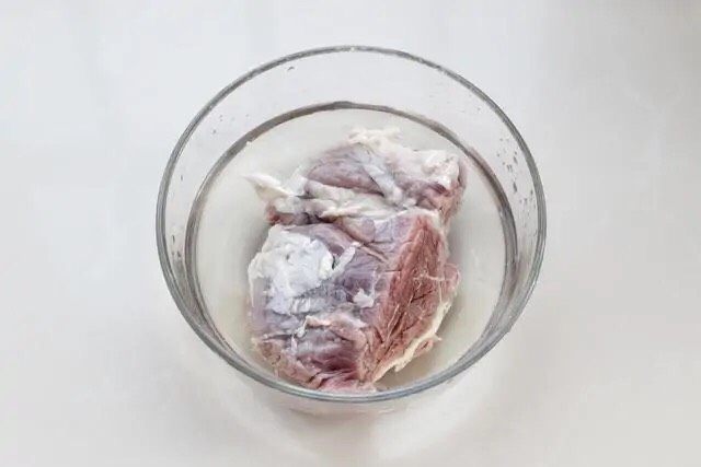 小炒牛肉,买来新鲜<a style='color:red;display:inline-block;' href='/shicai/ 216'>牛肉</a>浸泡水中半小时左右去除血水,用流动水反复冲洗干净。