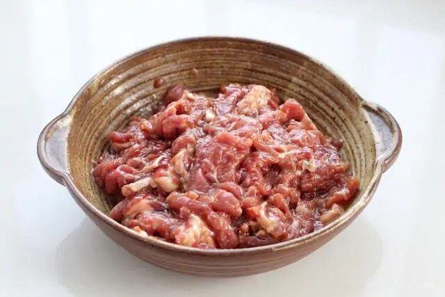 小炒牛肉,然后再淋入一汤匙食用油,用手抓拌均匀腌制十分钟使之入味。