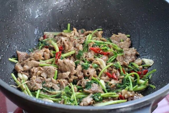 小炒牛肉,再将炒好的牛肉倒回锅中大火翻炒均匀,调入少许的盐和<a style='color:red;display:inline-block;' href='/shicai/ 720'>胡椒粉</a>,最后放入香菜段混合翻炒均匀出锅即可。