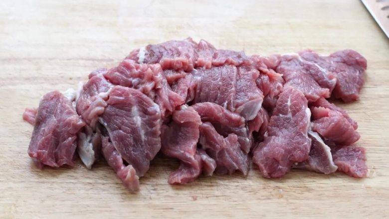 小炒牛肉,将牛肉切成薄片或小条放进容器中。