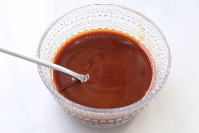 红烧日本豆腐,取一个小碗加入<a style='color:red;display:inline-block;' href='/shicai/ 788'>生抽</a>、<a style='color:red;display:inline-block;' href='/shicai/ 762'>老抽</a>、<a style='color:red;display:inline-block;' href='/shicai/ 699'>番茄酱</a>、<a style='color:red;display:inline-block;' href='/shicai/ 721'>蚝油</a>、盐、<a style='color:red;display:inline-block;' href='/shicai/ 10588'>糖</a>和清水搅拌均匀成酱汁，水淀粉调好备用（5克<a style='color:red;display:inline-block;' href='/shicai/ 512'>玉米淀粉</a>加50克清水搅拌均匀即可）。