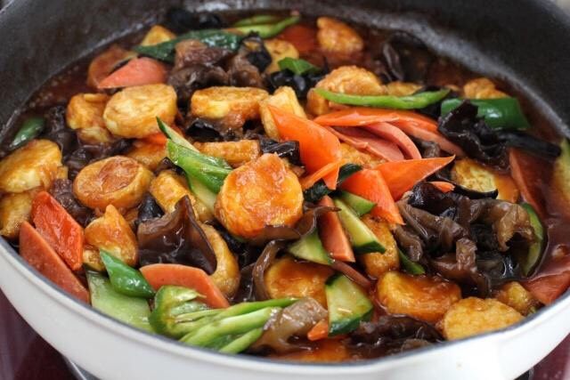 红烧日本豆腐,最后放入黄瓜片和青椒翻炒均匀,倒入调好的酱汁煮沸,淋入水淀粉改大火翻炒收汁即可。