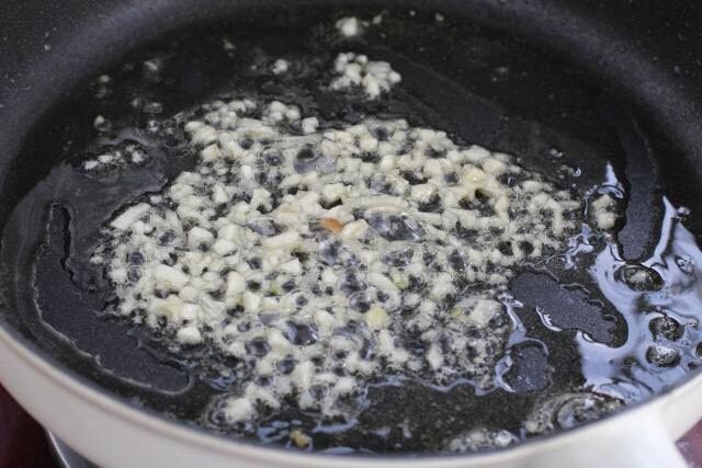 红烧日本豆腐,就着锅中底油放入蒜末,继续用小火炒出香味。