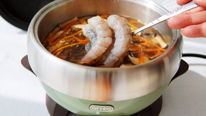三鲜汤,再次煮开,加入大虾,煮开